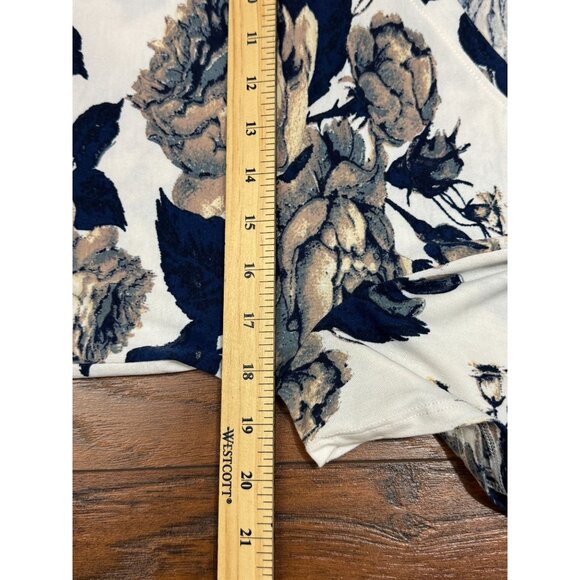 NEW LuLaRoe Womens Knit Tunic Top M Short Sleeve White Black Floral Scoop Neck - Picture 6 of 7